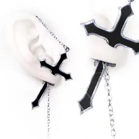 Boucle d'oreille gothique en forme de croix effet écarteur